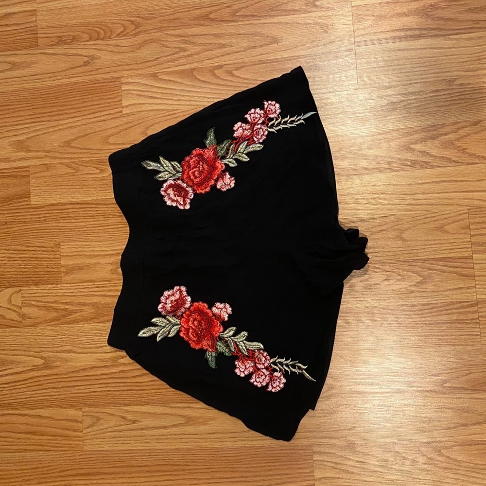 Black Rose Detailed Shorts